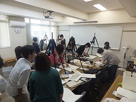 古文書学実習の様子、写真は福島県歴史資料館提供