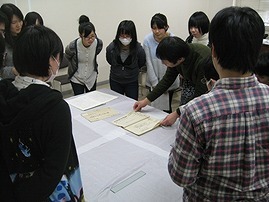 古文書学実習の様子、写真は福島県歴史資料館提供