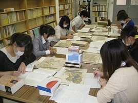 博物館実習の様子（古文書学）、写真は福島県歴史資料館提供