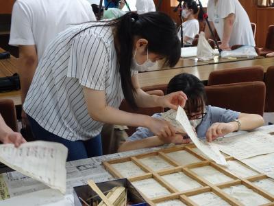 ⑤襖の下張り文書のはがし (1).JPG